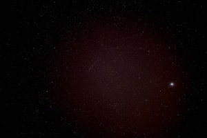 Nachthimmel über Jezeřany-Maršovice mit Sternschnuppe - Langzeitbelichtung