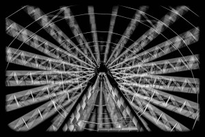 Rheinkirmes - Langzeitbelichtung bei Nacht in Schwarz-Weiß