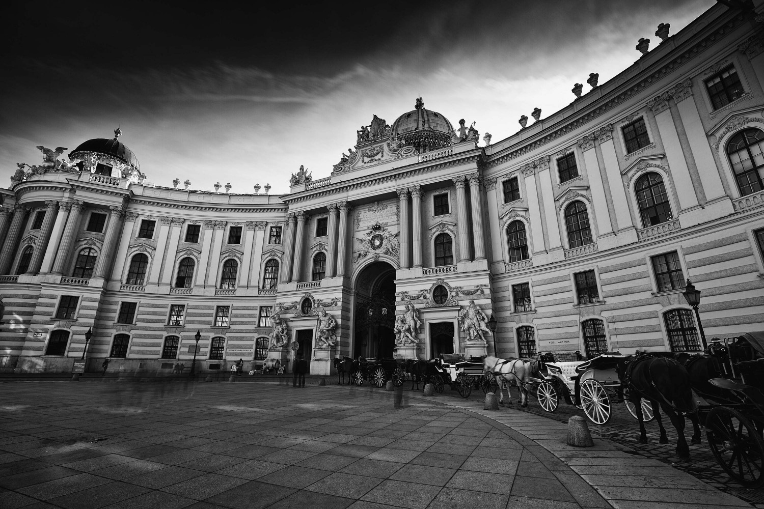 Spanische Hofreitschule in Wien - Langzeitbelichtung in Schwarz-Weiß