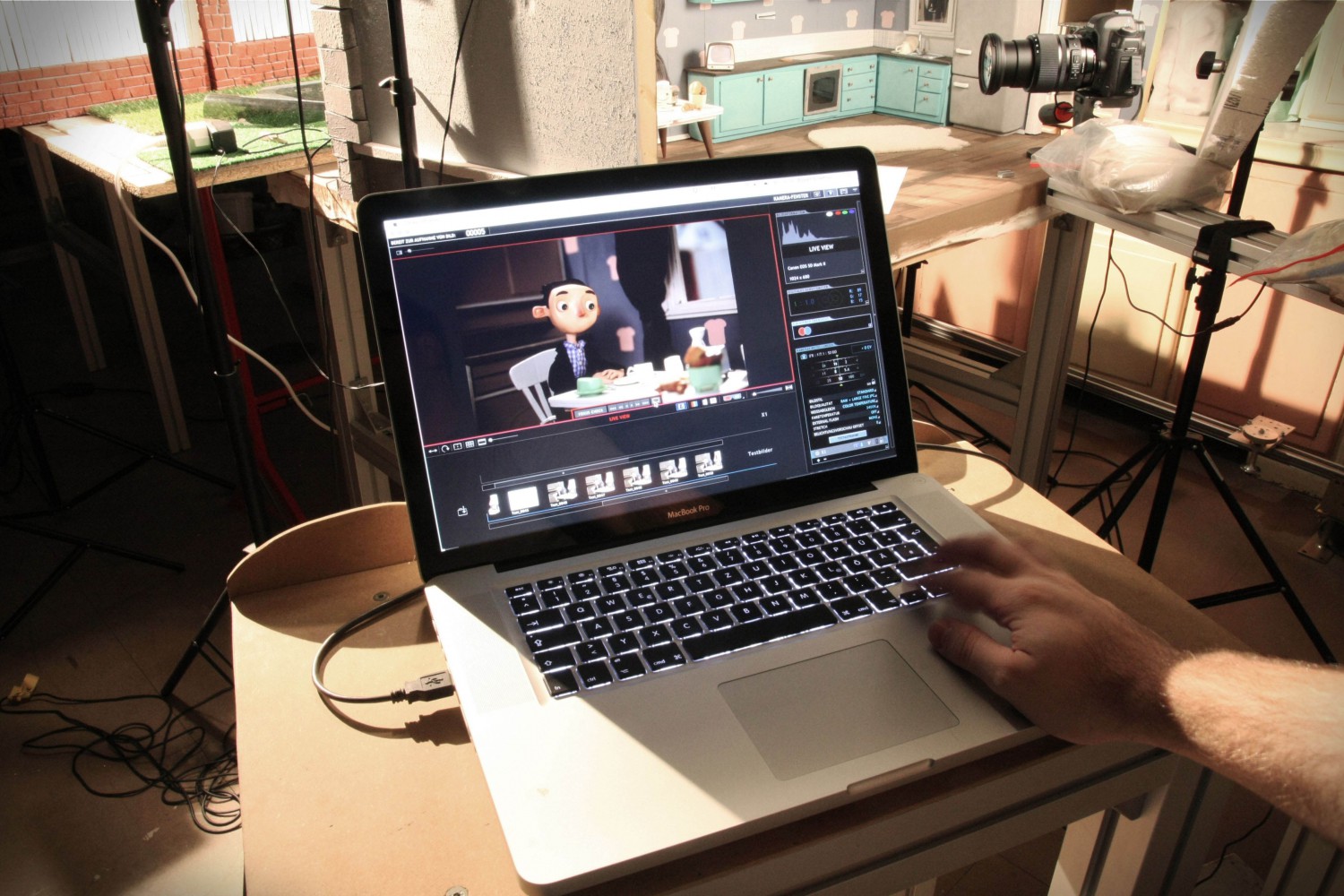 Shooting einer Stop-Motion-Animation | Animation des Films "Cornell und der Toaster" am Laptop © Robert Scheffner