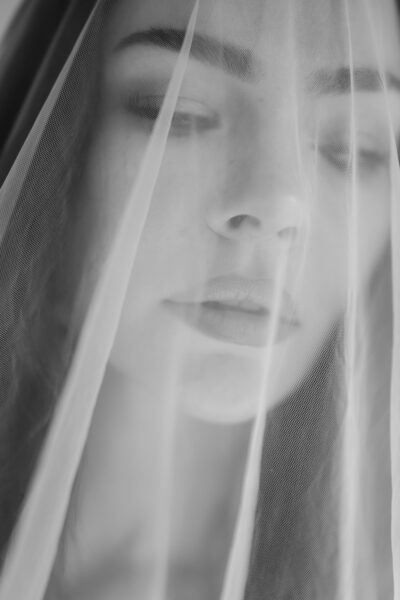 „Veiled Stories“ – Ein modernes Bridal Shoot © Elena Peters