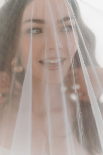„Veiled Stories“ – Ein modernes Bridal Shoot © Elena Peters